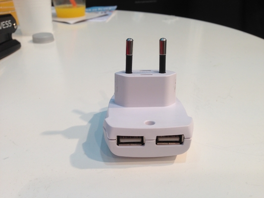 2.1A blancs conjuguent la prise d'Eu de chargeur d'adaptateur de courant alternatif De chargeur de mur d'Usb, 100 - 240v