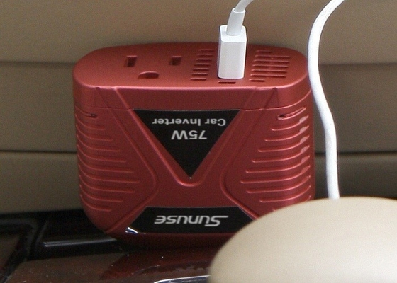 C.C de l'inverseur 12v de puissance de voiture du rendement élevé 75w à C.A. 220v avec la prise d'allumeur de cigarette