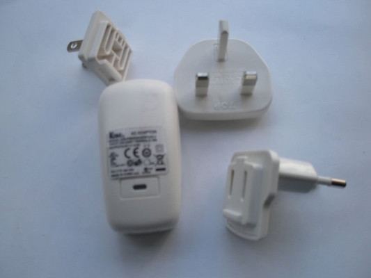5V - 5.5V C.C, 100V - 250V adaptateur universel de puissance à C.A. 60Hz LED USB