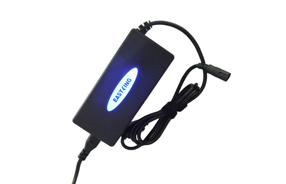 Adaptateur universel 5V automatique 2.1A USB de puissance d'ordinateur portable du R-U/des USA 90W avec la LED