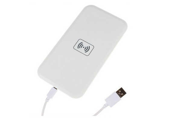 Accessoires blancs de téléphone mobile, accessoires de téléphones portables en stock du chargeur sans fil universel