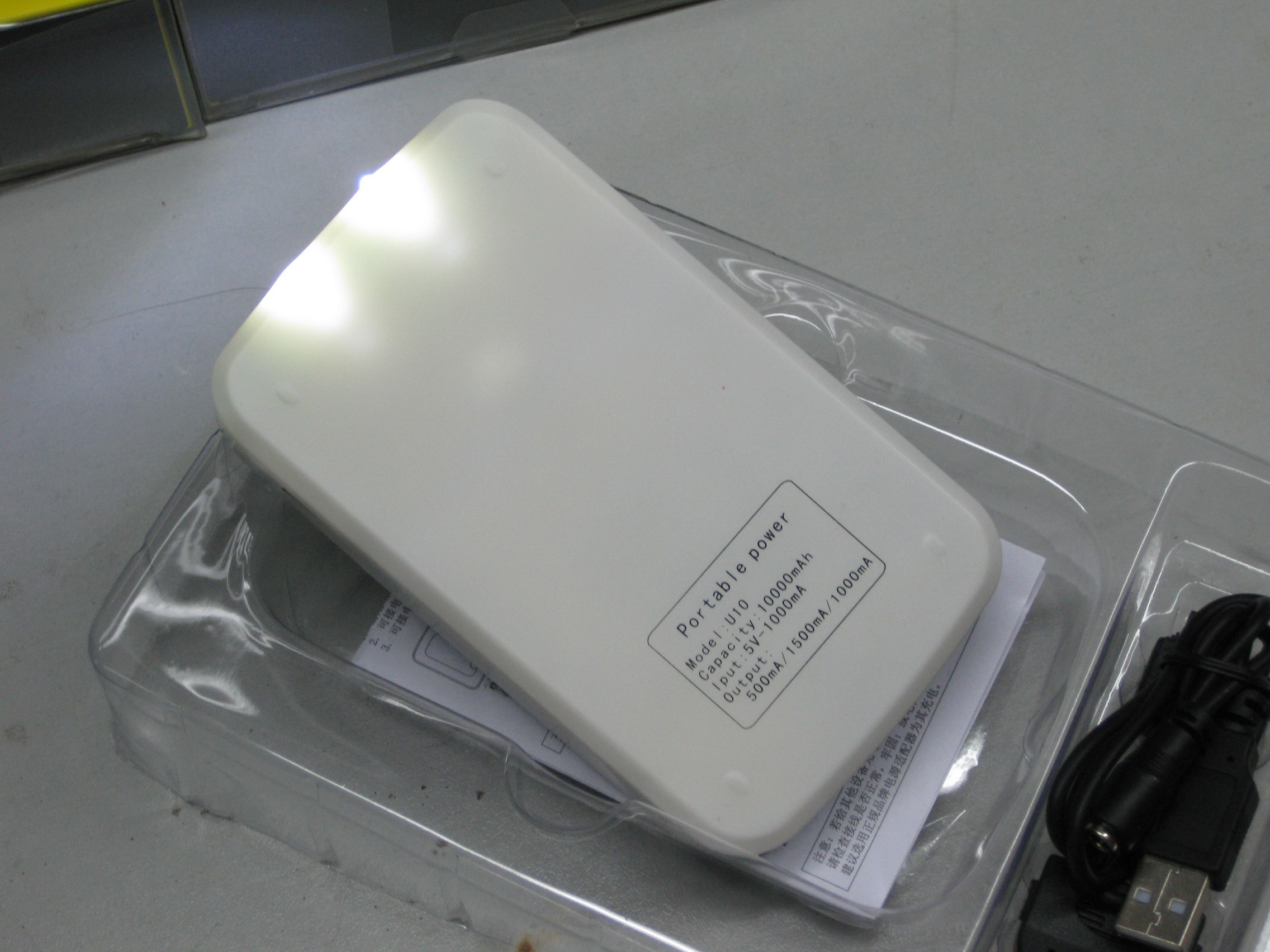 Ni blanc d'Ipad - la puissance de batterie portative de duracell rechargeable de MH emballe des chargeurs de convertisseur